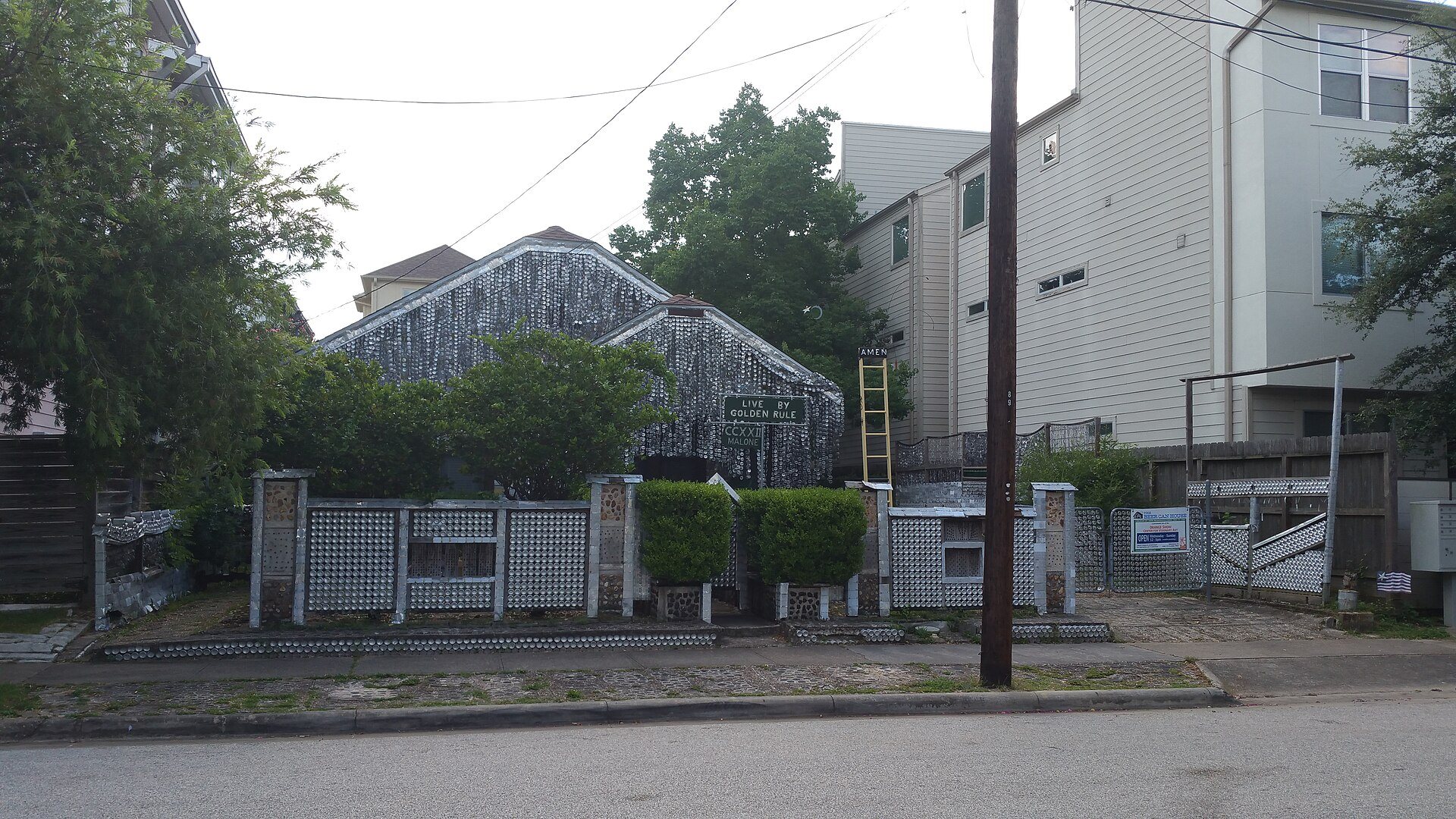 Beer Can House streetscape in Rice Military, Houston
